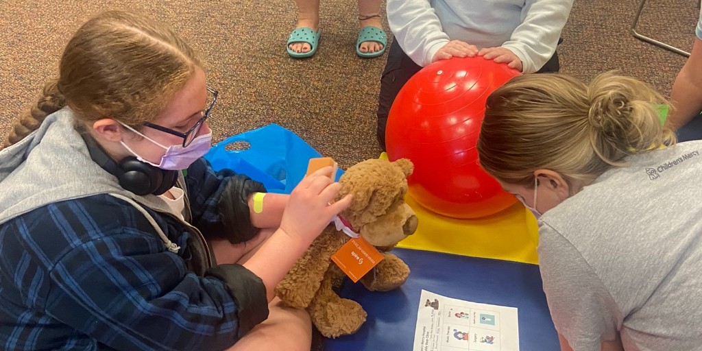ChildrensMercy's tweet photo. Our #ChildLife team helps prepare patients for procedures &amp; surgeries in a child-friendly way. Yesterday, they hosted a Teddy Bear Clinic with bears donated by @Spire_Energy to help patients understand how to cope with things like surgery, blood draws and more. 🐻 BEARY cool! 👍 https://t.co/myBj4TLiaH