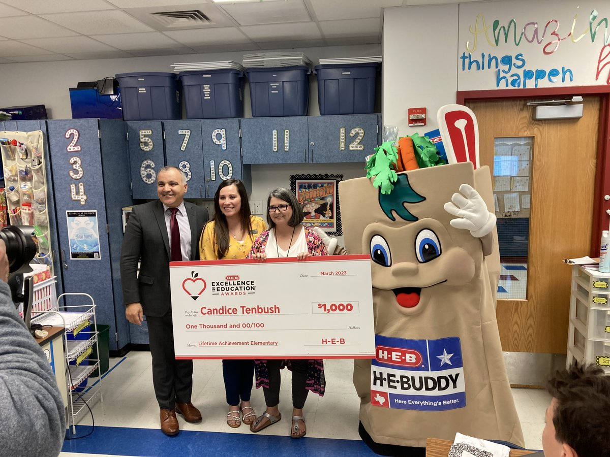 We are excited to have one of the best teachers - @MrsTenbush be recognized for her hard work & commitment to our kids! She was nominated as top 4 in her state category by @HEBexcellence Thanks to @HEB & @HafedhAzaiez for helping celebrate her today. @nancy_ag2000 @RoundRockISD