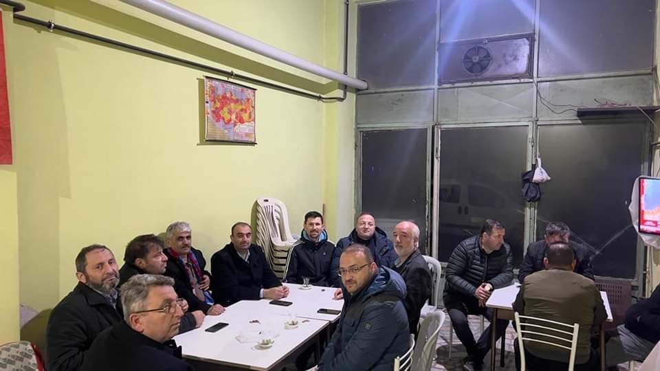 MsamilYiGiT's tweet photo. İlçe Başkanımız Sn. Osman Alemdar, İlçe Yöneticilerimiz, Meclis Üyemiz Dursun Yavuz  ile birlikte Teravih Namazı sonrası Veysel Karani  Camii cemaati ile bir araya gelerek güzel bir  sohbet ve hasbihal  ettik. https://t.co/mE2ROErALY