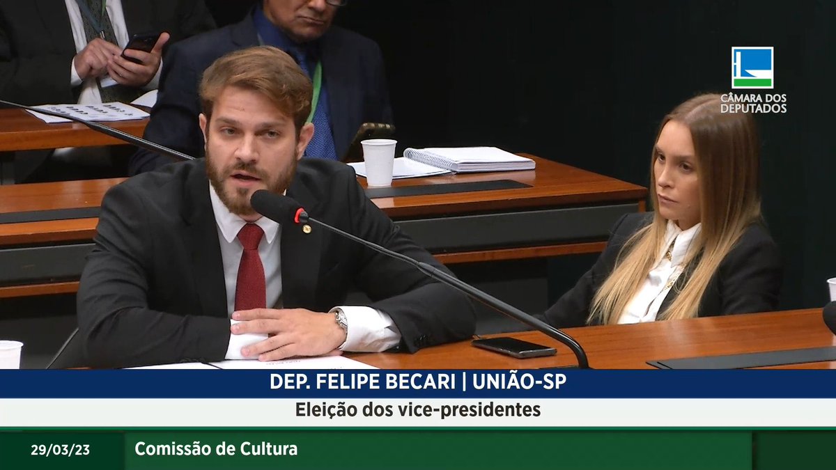 choquei's tweet photo. 🚨FAMOSOS: A ex-bbb Carla Diaz participou hoje de uma audiência na câmara dos deputados junto com o marido, o deputado Felipe Becari. https://t.co/vdcmxJfAGJ