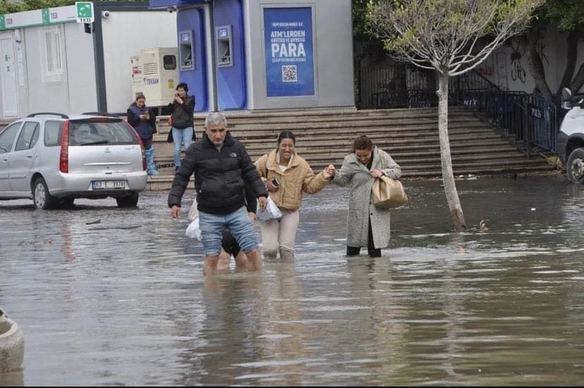 Hatayist's tweet photo. Hatay’daki hava koşullarından dolayı çadırları yine su bastı ve fırtınadan birçoğu zarar gördü. 

Çadırlardan konteyner kentlere veya geçici konutlara geçiş tahmini kaç gün daha sürer? https://t.co/GXwl4rT6Jj