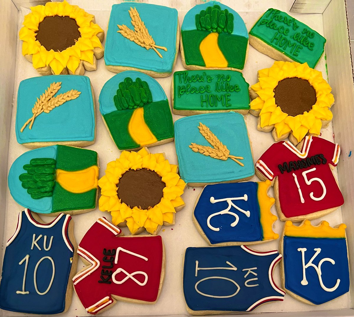 Always a great time when my Kansas #paddle sistahs come to visit. We didn’t get to race in the <a href="/azdba/">Arizona Dragon Boat</a> festival due to the lake closure, but they took full advantage of our beautiful #azwx. Paddled OC6(1st time) and OC1s. And, they even brought me cookies from #Kansas. #Wednesday