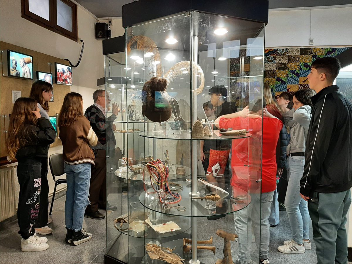 escreginahorta's tweet photo. Els alumnes d’ESO 2 han visitat el Museu Africà dels pares Combonians. Han pogut aprendre moltes coses sobre la cultura africana i han pogut veure molts instruments musicals i peces que els han cridat molt l' atenció! #ExploraRegina #elreginacreixambtu https://t.co/nRHk1enlLj https://t.co/p5Cmg4kR9V
