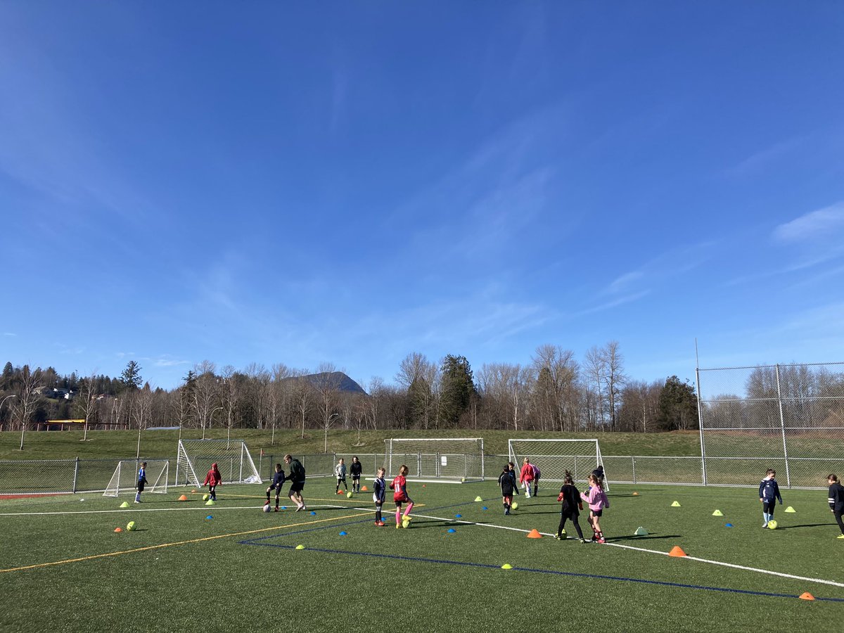 CoachCritchley1's tweet photo. Spring Camp Fun! Had a great shielding session today. As extra incentive during our small sided games, coaches send players demonstrating good shielding to roll the dice and add that rolled number to their score.

Tzeachten FC
@CoachDavidBaird https://t.co/mF3B0kammf