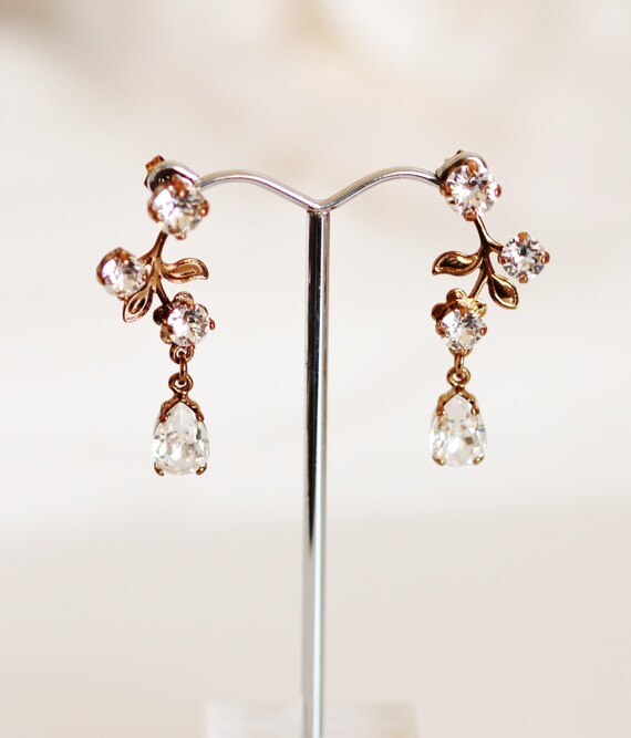 sherrydow427's tweet image. Romantic Wedding Earrings, Vintage Gold Bridal etsy.me/3iKGiFa #dropearrings #weddingearrings #crystalearrings #romanticwedding @etsymktgtool