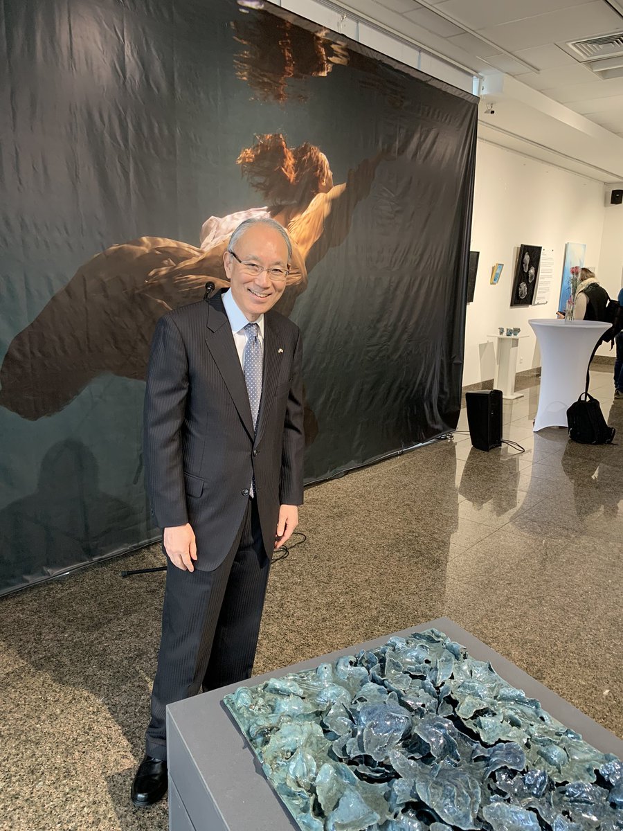 29 березня Посол 🇯🇵 Мацуда прийняв участь у відкритті виставки мисткині Лери Літвінової «Під поверхнею», яка присвячена історії кримських татар та ролі Чорного і Азовського морiв в ній. 🌊🇺🇦