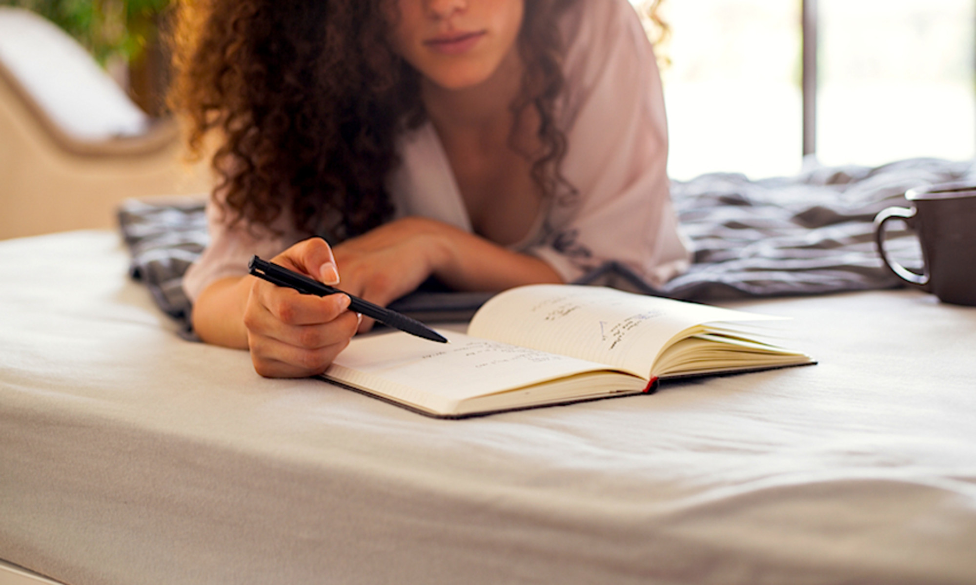 Человек пишущий книгу