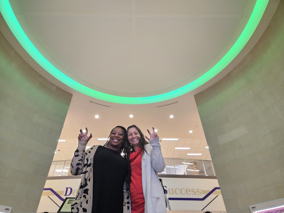 LaShawn_N_Brock's tweet photo. DHS is sporting green as we prepare to cheer on the @MeanGreenMBB team in the NIT championship game tomorrow ππ€ ππ @dentonisd #DentonHigh #GoMeanGreen #940 https://t.co/iepI1n04jC