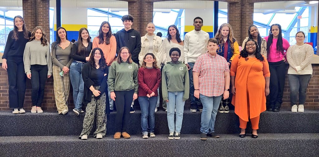 staples_heather's tweet photo. Today's JA High School Heroes Day at Ridgeway Elementary! Our Senior Hawks and the Whole Crew of 70 HSH JA Volunteers! A great way to kick off Spring Volunteer Season! Thank You, @JA_USA for the opportunity &amp; experience! #mthawkpride #janj https://t.co/nxHtrWZgqk