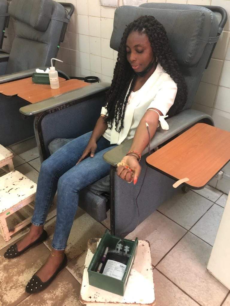 Sosdonsang's tweet photo. « Donner mon sang m'aide à avoir une hygiène de vie saine, je mange sainement, je fais attention à moi, parce que je ne vis plus seulement pour moi mais également pour l’autre, celui qui bénéficie de mon sang ! » @LaPoudreuse_  🩸🩸🩸🩸
#sosdondesang 
#Donnonsnotresang https://t.co/wiSiptKt8Y