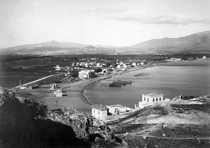 dmanos2's tweet photo. Φάληρο, περ 1880.
Αποψη του Νεου Φαληρου, απο τον λοφο της Καστέλας.
Φωτό : Αφοί Ρωμαιδη. https://t.co/tMpy3gdHcK