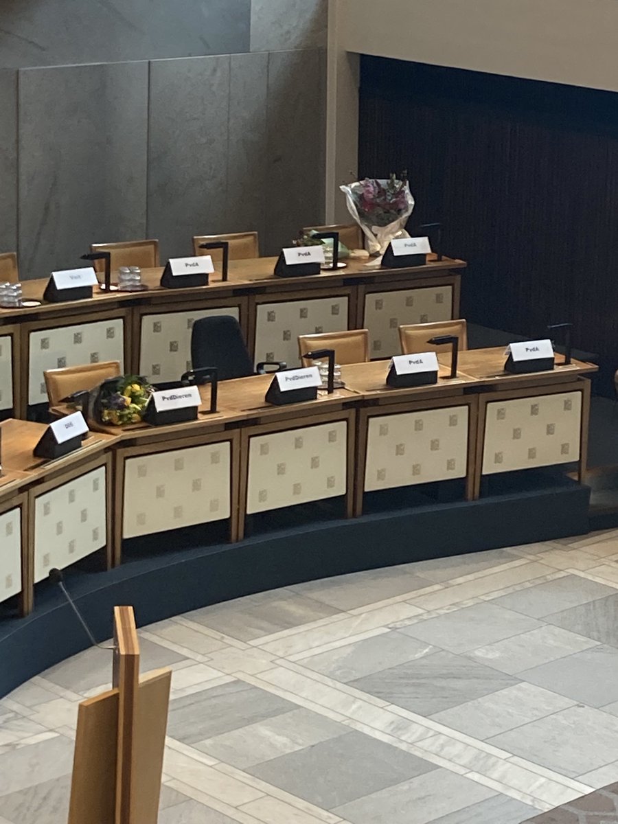 Vandaag zijn de statenleden van Gelderland geïnstalleerd en krijgen ze heel toepasselijk bloemen @Partijvoordedieren neemt ze uit protest niet mee 😀