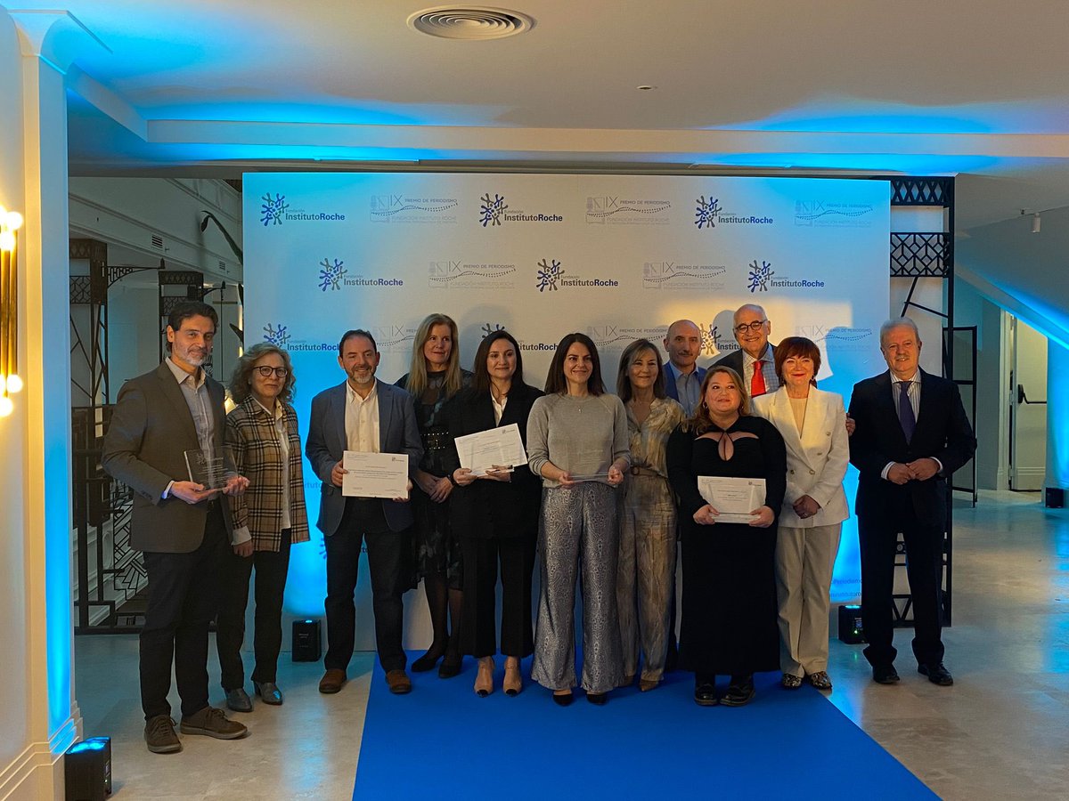 InstitutoRoche's tweet photo. Concluye la entrega de premios de la IX edición del #PremioPeriodismoFIR , nos despedimos un año más con esta foto de familia. 📸👏

¡Gracias por habernos acompañado en este evento y enhorabuena a todos los galardonados! 🏆🎉
Esperamos volver a veros pronto https://t.co/gMrUpo3x9i