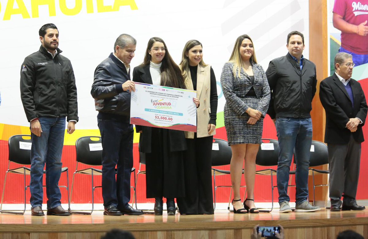 GobDeCoahuila's tweet photo. Con el objetivo contribuir a la disminución de la deserción escolar por cuestiones de carácter económico, el gobernador @mrikelme  entregó #becas “Juventud Es #Coahuila” a más de 900 #jóvenes estudiantes de la #RegiónSureste. https://t.co/BFyO9fpxwn