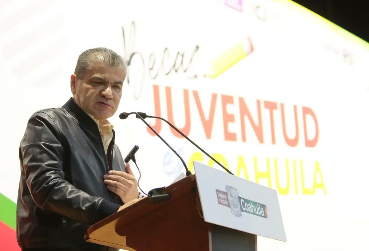 GobDeCoahuila's tweet photo. Con el objetivo contribuir a la disminución de la deserción escolar por cuestiones de carácter económico, el gobernador @mrikelme  entregó #becas “Juventud Es #Coahuila” a más de 900 #jóvenes estudiantes de la #RegiónSureste. https://t.co/BFyO9fpxwn