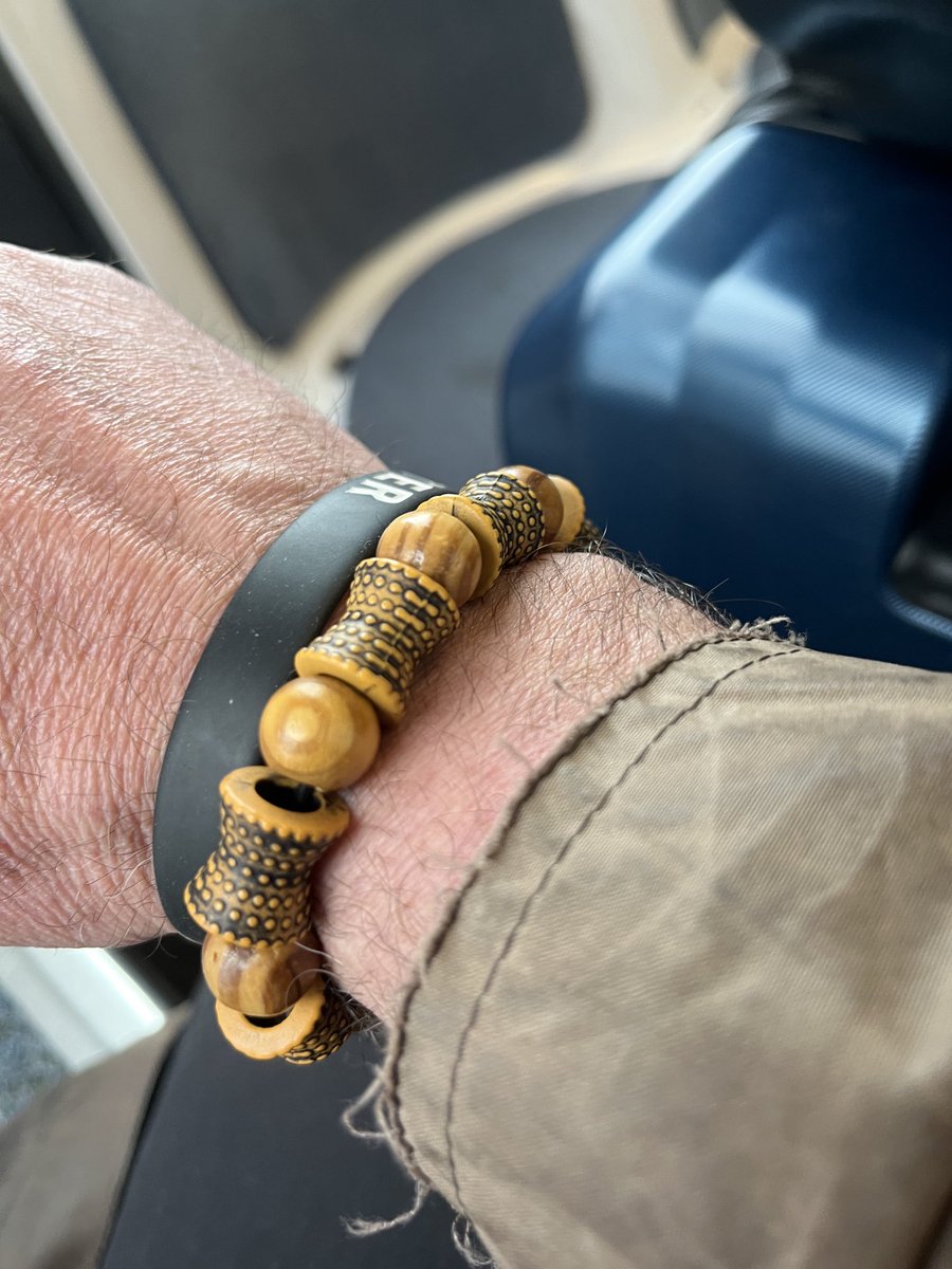 Imnotcryingyou’recrying gift if Igbo craftsmanship from ⁦<a href="/JOCN_Journal/">Journal of Cognitive Neuroscience</a>⁩ Travel Fellow ⁦<a href="/Cokenndozy/">Kenneth Chiedozie Oparaji</a>⁩