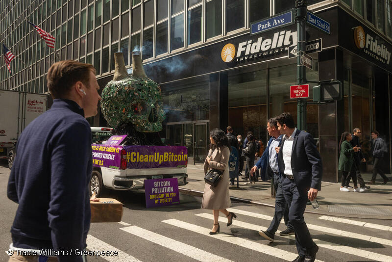 greenpeaceusa's tweet image. BREAKING: Greenpeace USA and the #SkullOfSatoshi are in NYC right now delivering a message to @Fidelity: stop ignoring Bitcoin’s climate damage and join us in working to #CleanUpBitcoin.

Why Fidelity Investments? A thread: