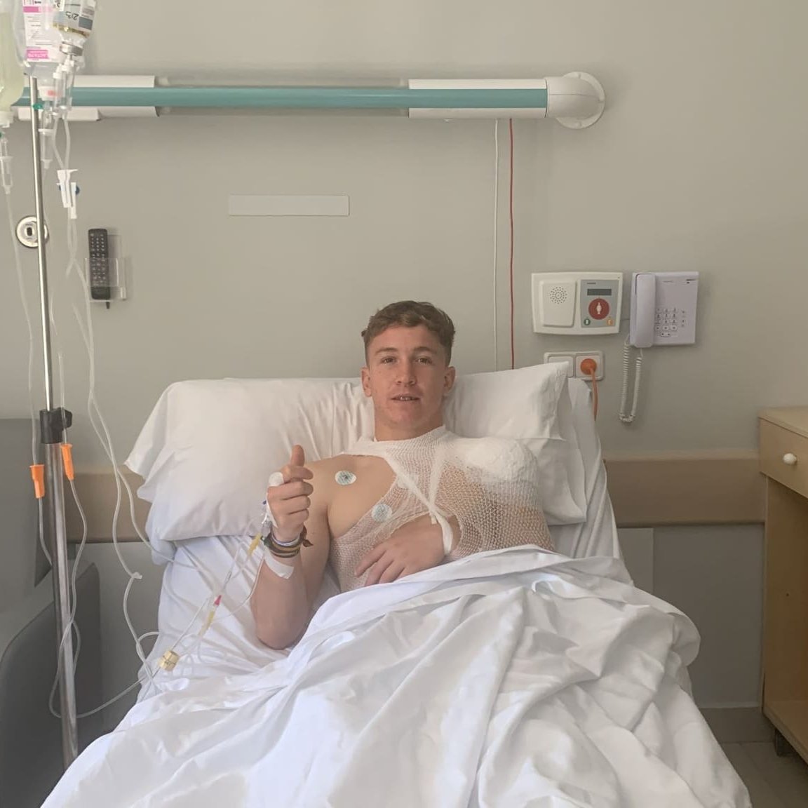 🏥 PARTE MÉDICO | <a href="/isradv10/">Isra</a>, intervenido de una luxación traumática en su hombro izquierdo. ⚪️🔴⚪️

¡Mucho ánimo, Isra! 💪

Consulta la información ➡️ bit.ly/3ZrOnDF

#VamosSAT