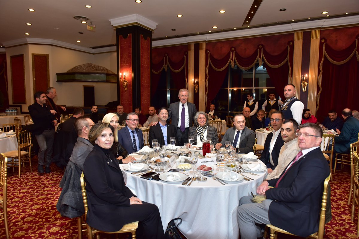 📍İstanbul/Büyük Kulüp

Ramazan Ayı münasebetiyle; İl Sekreterimiz, Bölge, İlçe Başkanı ve yöneticilerimiz, iş, spor ve siyaset camiasının değerli temsilcisi dostlarımızla iftar programında bir araya geldik.

Davetimize icabet eden konuklarıma müteşekkirim. Birliğimiz daim olsun.