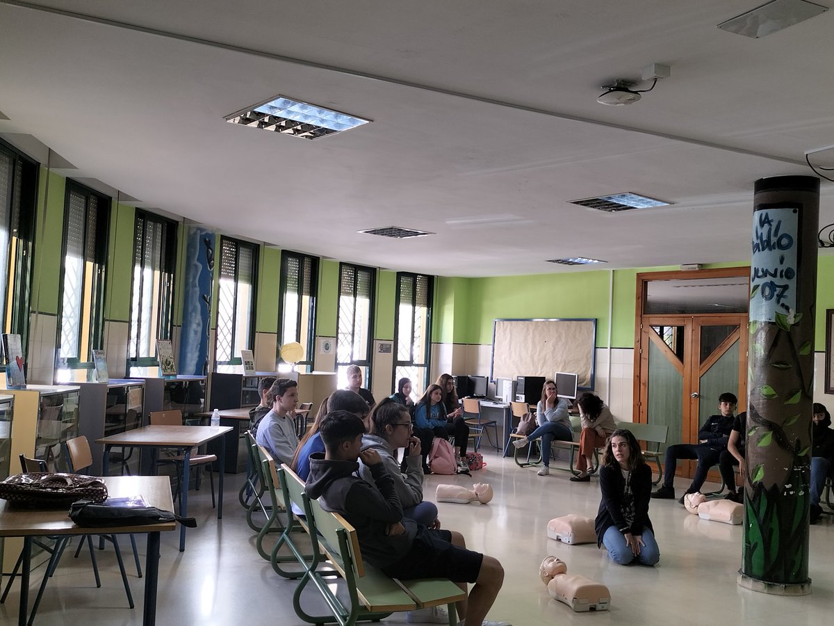 Hoy el alumnado de 4 de ESO ha asistido al Taller de Primeros Auxilios realizado por Natalia y Marina Enfermeras del centro de Salud de Los Boliches.