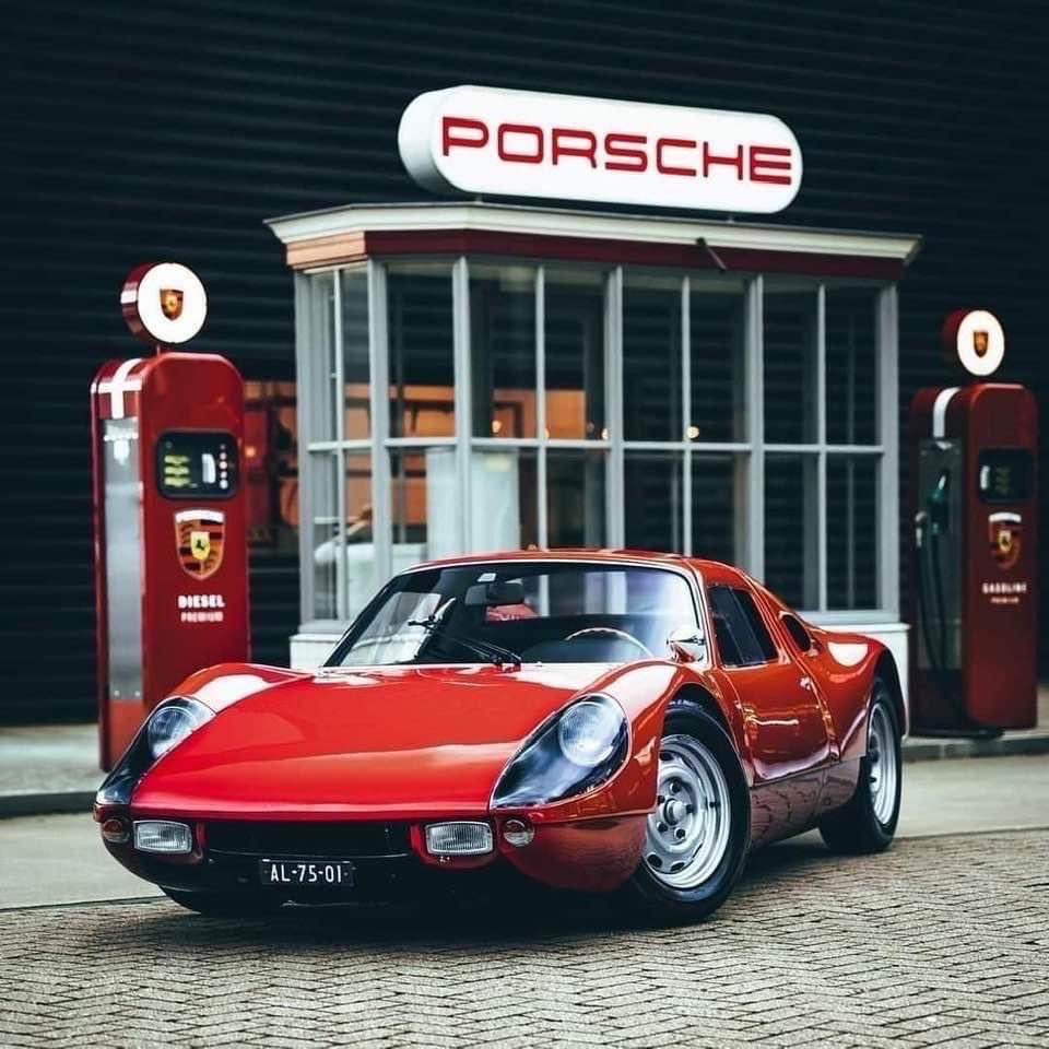 Very cool with the Porsche 904 GTS