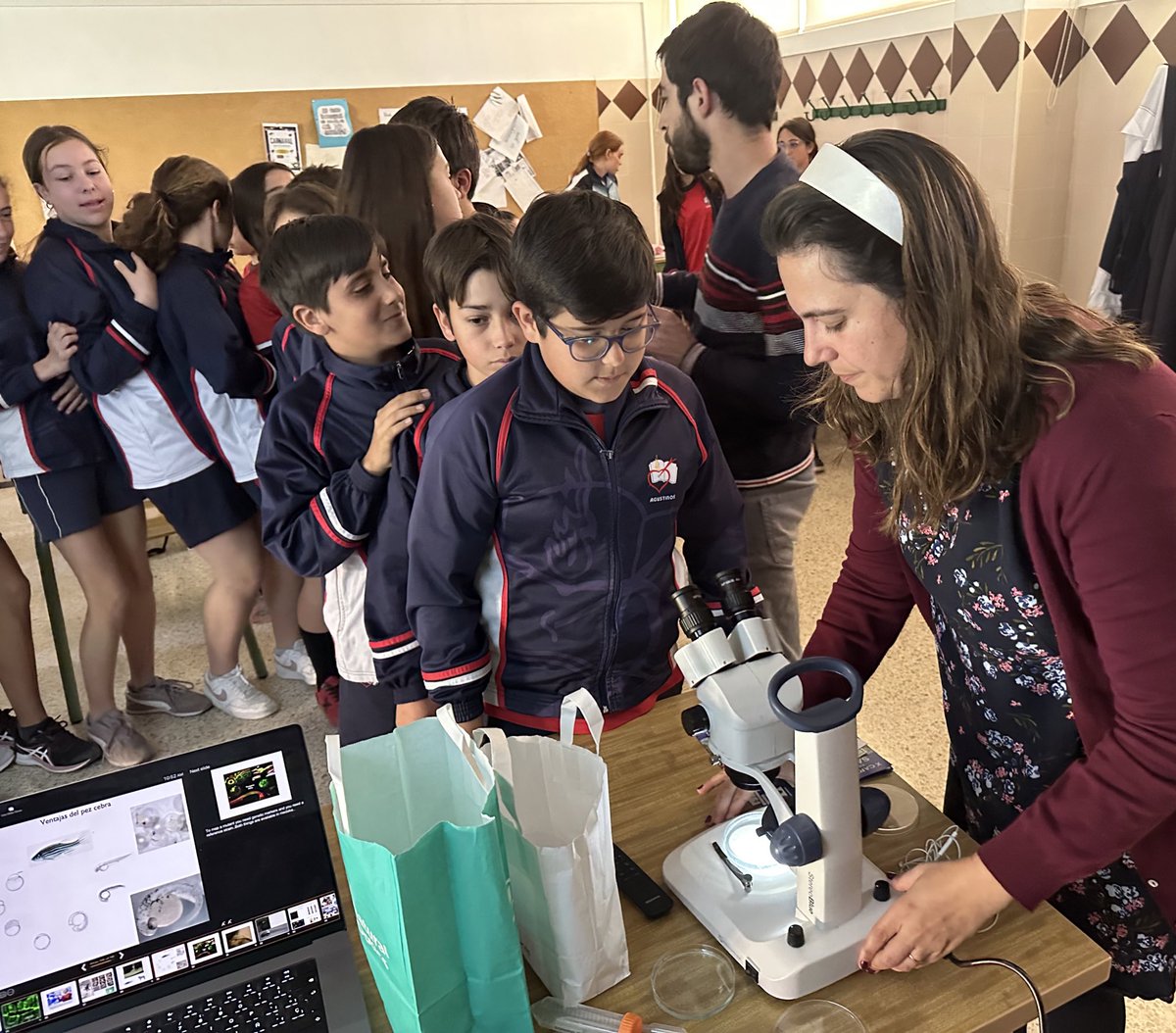 Hoy investigador@s del #CABD <a href="/DanielBamer/">Daniel BM</a> <a href="/RosanaCaceres_/">Rosana Cáceres</a> <a href="/ambbneto/">Ana Neto</a> y Adrián Fragoso han participado en el día de la ciencia del colegio San Agustín de Sevilla!Cada uno ha contado su experiencia científica y han enseñado un poco de sus organismos modelo! 🐭🐟🪰🪱🔬#cabdivulgacion