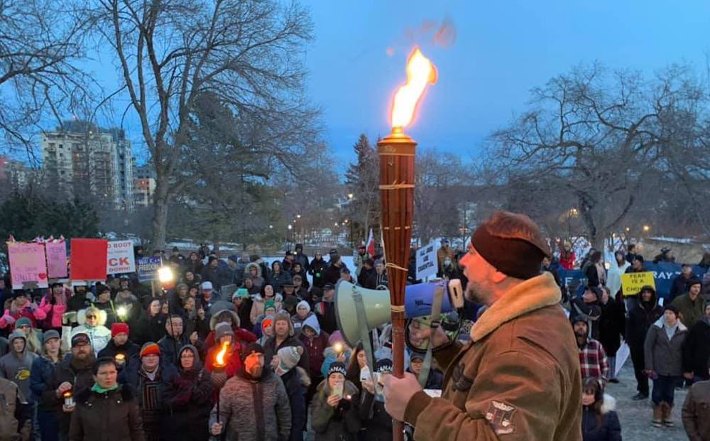 TheBreakdownAB's tweet photo. Just a reminder… 

The “pastor” that Smith was chatting with is the same one who shouted misogyny at female police officer, deliberately violated health measures and oh yeah… 

Organized a tiki torch March. 

Company you keep and all that.

#abpoli #ableg #cdnpoli https://t.co/ty84dYtHdK
