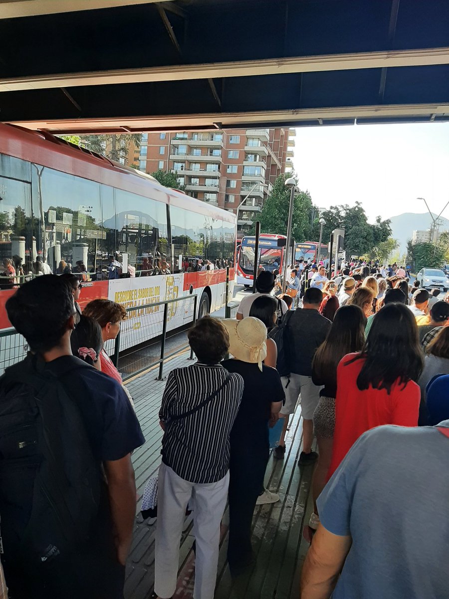 Angeles54547012's tweet photo. @metrodesantiago está la cagada https://t.co/D2t5byD7S0