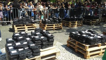 AcervoCharts's tweet photo. 🚨 RELEMBRE: Há quatro anos, Felipe Neto distribuía gratuitamente 14 mil livros com temática LGBTQ+, que foram censurados pelo então prefeito Crivella na Bienal do Livro do Rio. https://t.co/G0m2GZ8kYC