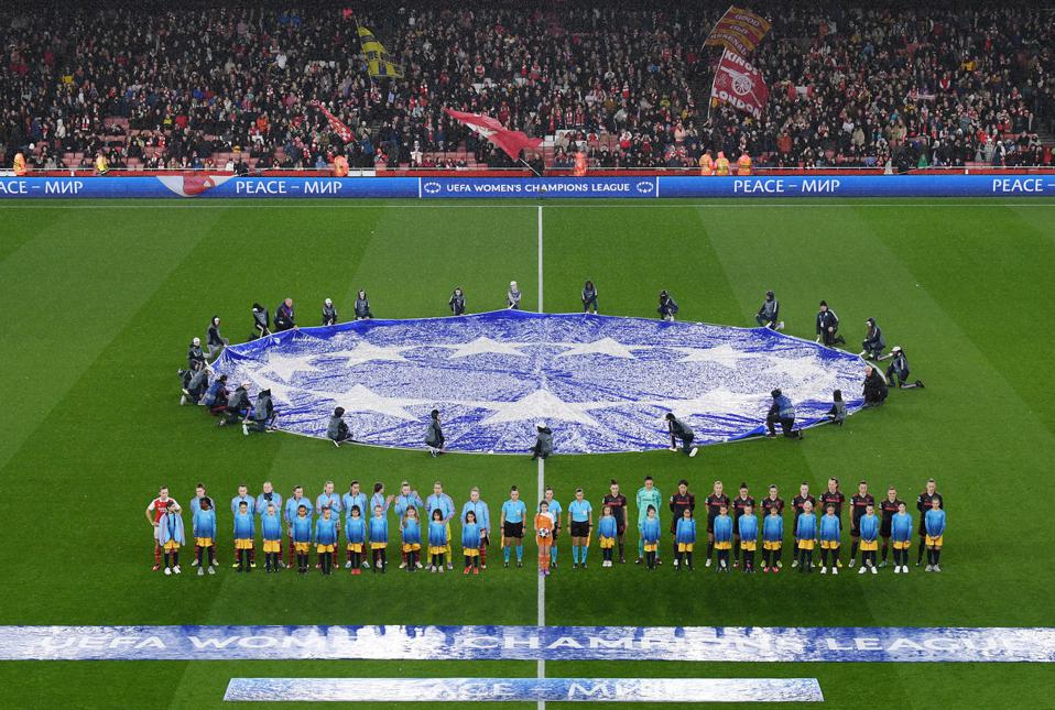 21,307 - it's an English record attendance in the <a href="/UWCL/">UEFA Women’s Champions League</a> at the Emirates Stadium tonight beating the previous record of 19,278 set at the 2013 final at Stamford Bridge #ARSFCB