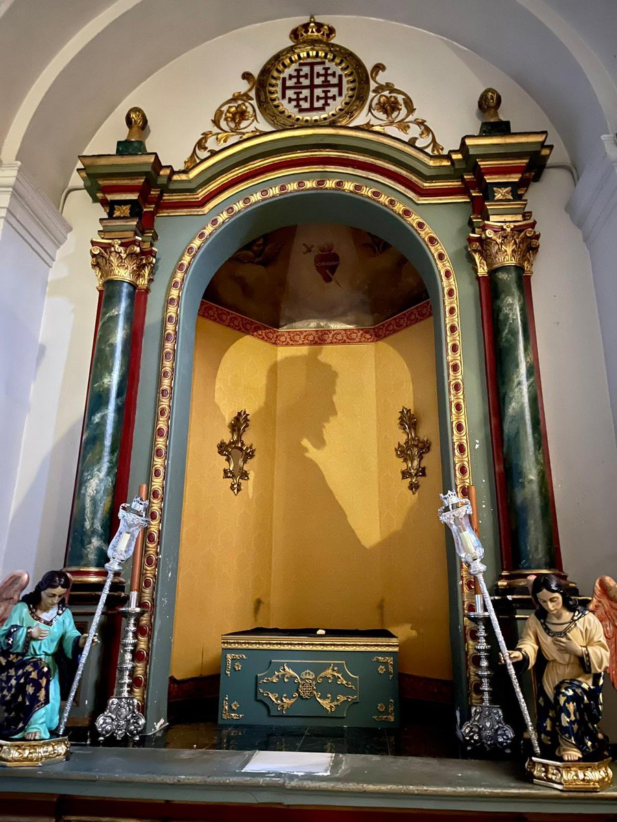 JoseMBretones's tweet photo. Increíble. Con la iglesia de #sanpedro de #Almería casi a oscuras sólo se ve la sombra que proyecta el Señor de la @HdadCenaAlmeria en el camarín de la Virgen de los Dolores https://t.co/FoPl5pIaQT