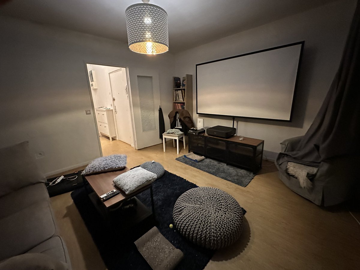 NicolasCatard's tweet photo. Un site absolument incroyable !! Prenez une photo dans une pièce chez vous, et https://t.co/GUMAON5y8y vous propose une déco sur plusieurs styles. Je suis totalement fan !!!! Mon salon / https://t.co/GUMAON5y8y https://t.co/9gVgr9C6Cs