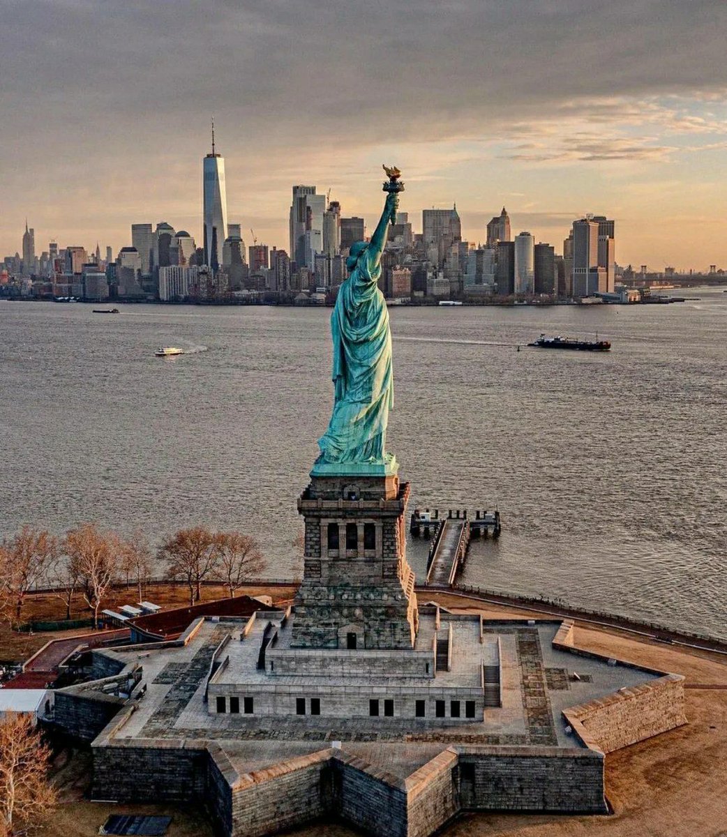 Lydia75950271's tweet photo. New York has always attracted a variety of residents and visitors because of its unique ability to cater for everyone's interests - lovers of theatre, art, history, fashion, architecture, nature, food and music - all in one Within about 33 square miles of Manhattan. https://t.co/MgZeKW3daZ