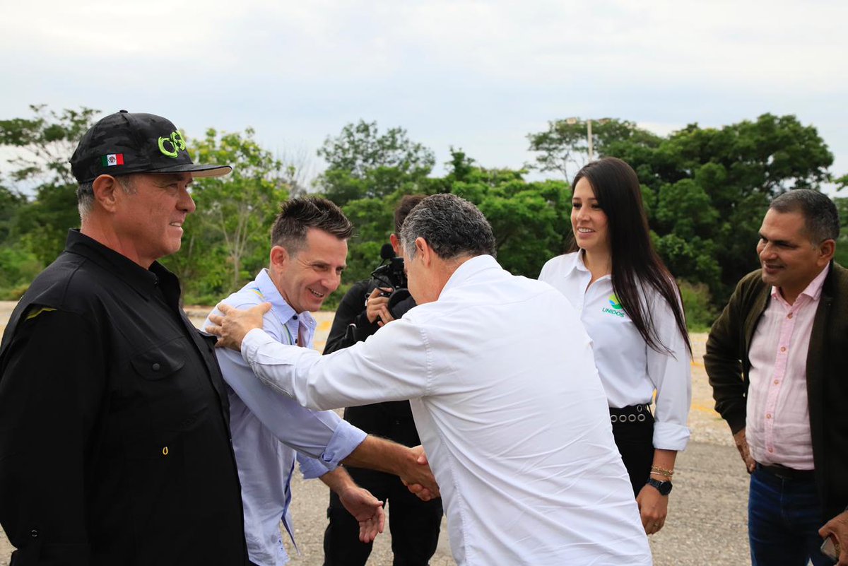anibalgaviria's tweet photo. Con acompañamiento profesional y cumpliendo toda la normatividad avanzaremos en despliegue logístico para traslocar los hipopótamos:

✅Ubicación en corrales y posteriormente en guacales.
✅Traslado a Base Aérea Palenquero, Puerto Salgar.
✅Cargue en aviones hacia India y México. https://t.co/gb4GFWJ7Bs