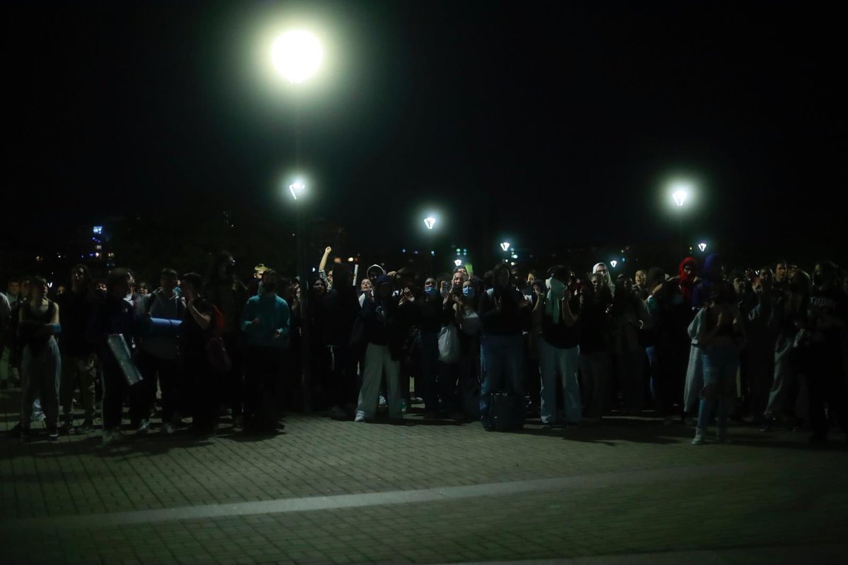 ‼️📣“Se vende nuestro futuro a la incultura”

¡Los estudiantes de la URJC dicen NO al cierre de sus grados! #URJCobarde  <a href="/javierramosl/">Javier Ramos</a>