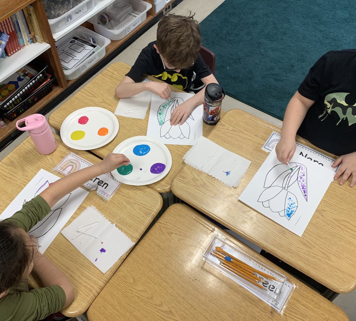 The Spring-themed Pointillism lesson taught by my placement partner @Miss_Faubert was on POINT!🌷☀️ (pun intended)

The students were so patient and relaxed while creating their masterpieces. 😌🎨 <a href="/HetheringtonPS/">Hetherington School</a> <a href="/gecdsbpro/">GECDSB PR</a>
