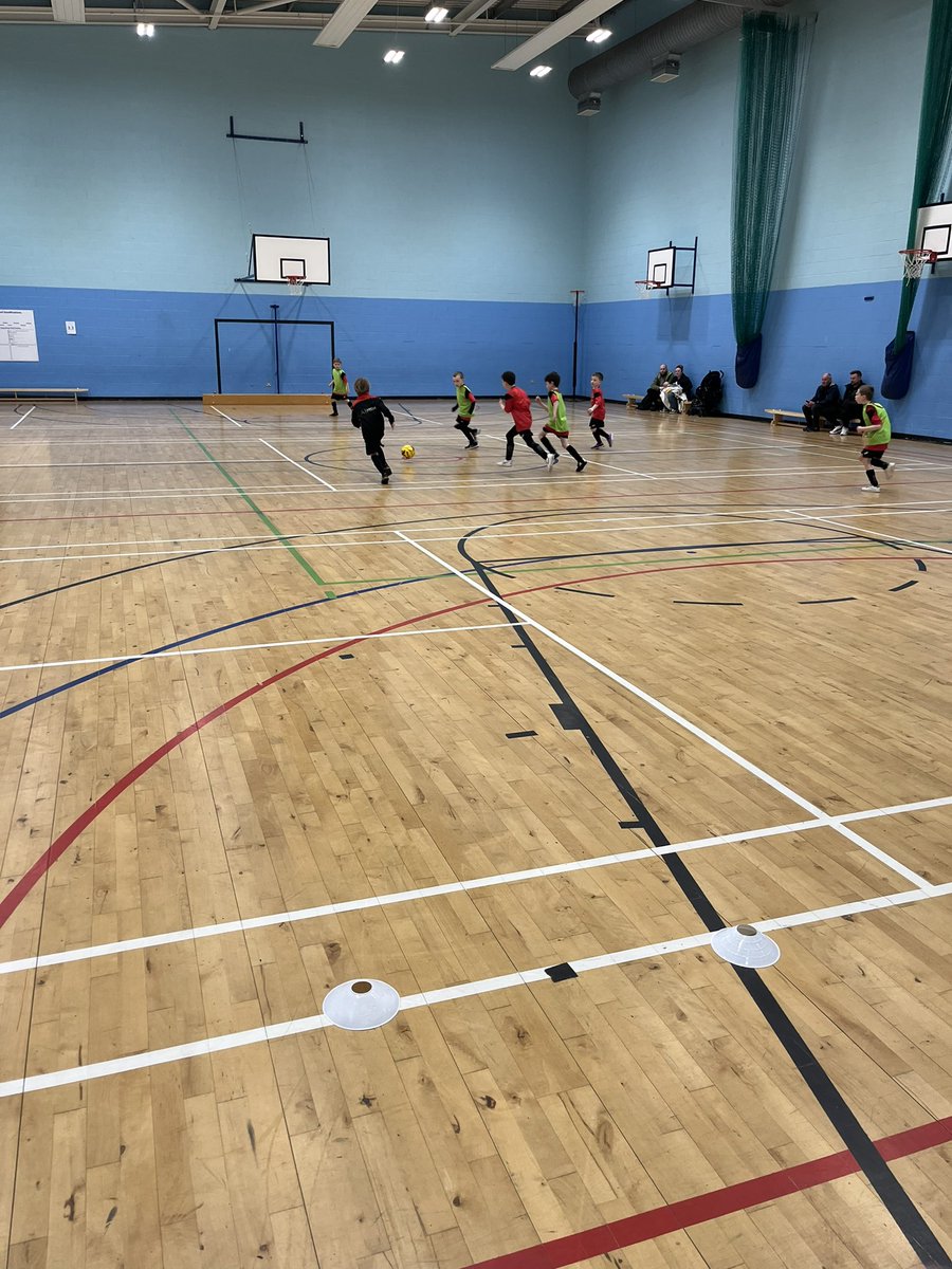 Tonight at our first indoor session👍🏼 the ball moves a lot quicker and it’s a very different environment to what they are used to but they managed really well 🔴⚫️