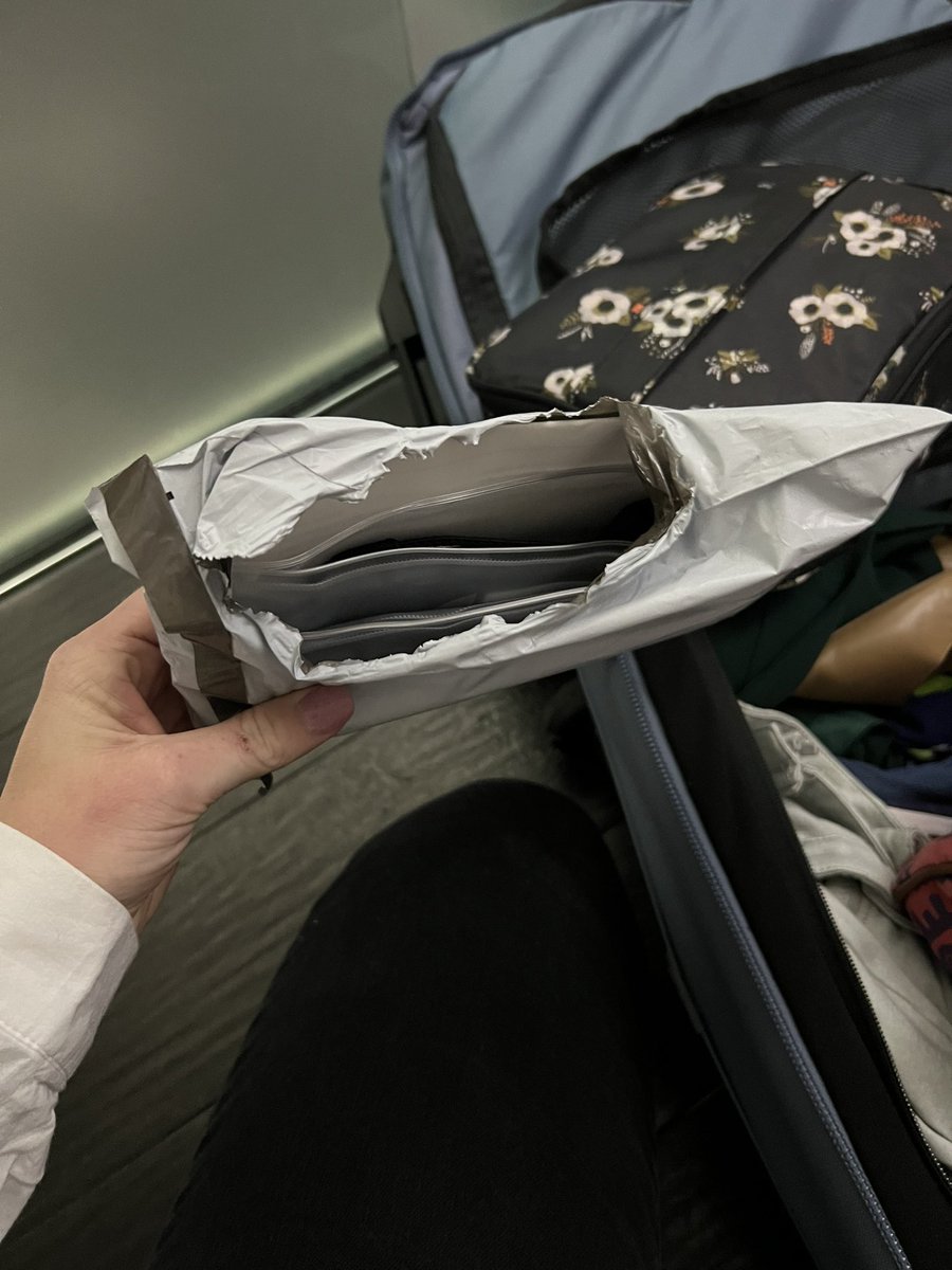 oliviamul4d's tweet photo. but finally stealing my purse and wallet I had in my checked bag as I was not using them. Can’t imagine how many things were stolen from other passengers on this flight. @British_Airways https://t.co/Uw3vcFssw2