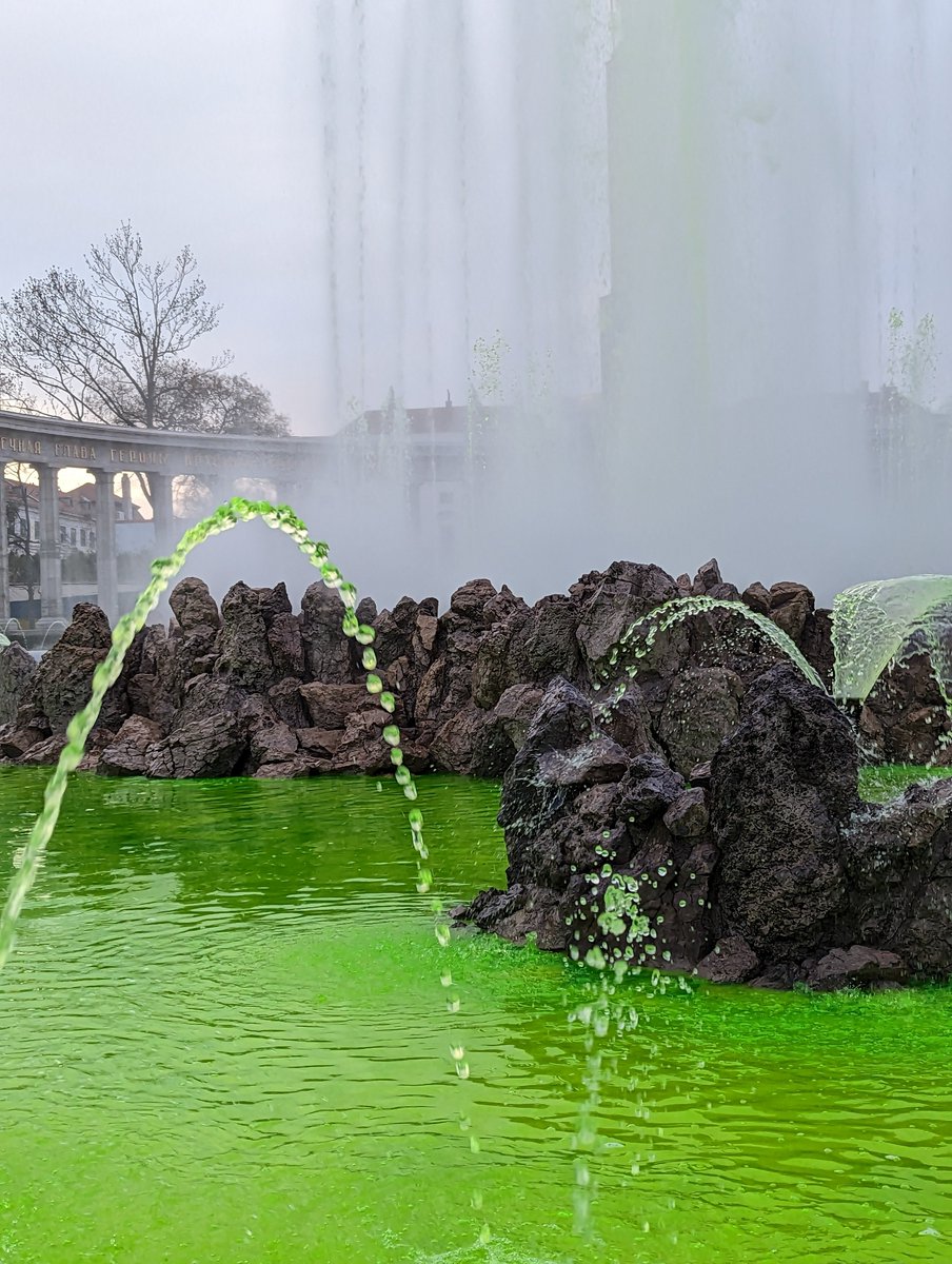 Ein immenser Schaden! Nicht von Klimaaktivistinnen und -aktivisten verursacht, sondern von österreichischen Politikerinnen und Politikern. Rein monetär, 10 Milliarden € für Strafzahlung für die verfehlten Klimaziele. Das Aufzeigen dieser Verfehlungen fällt unter Überlebenskampf.