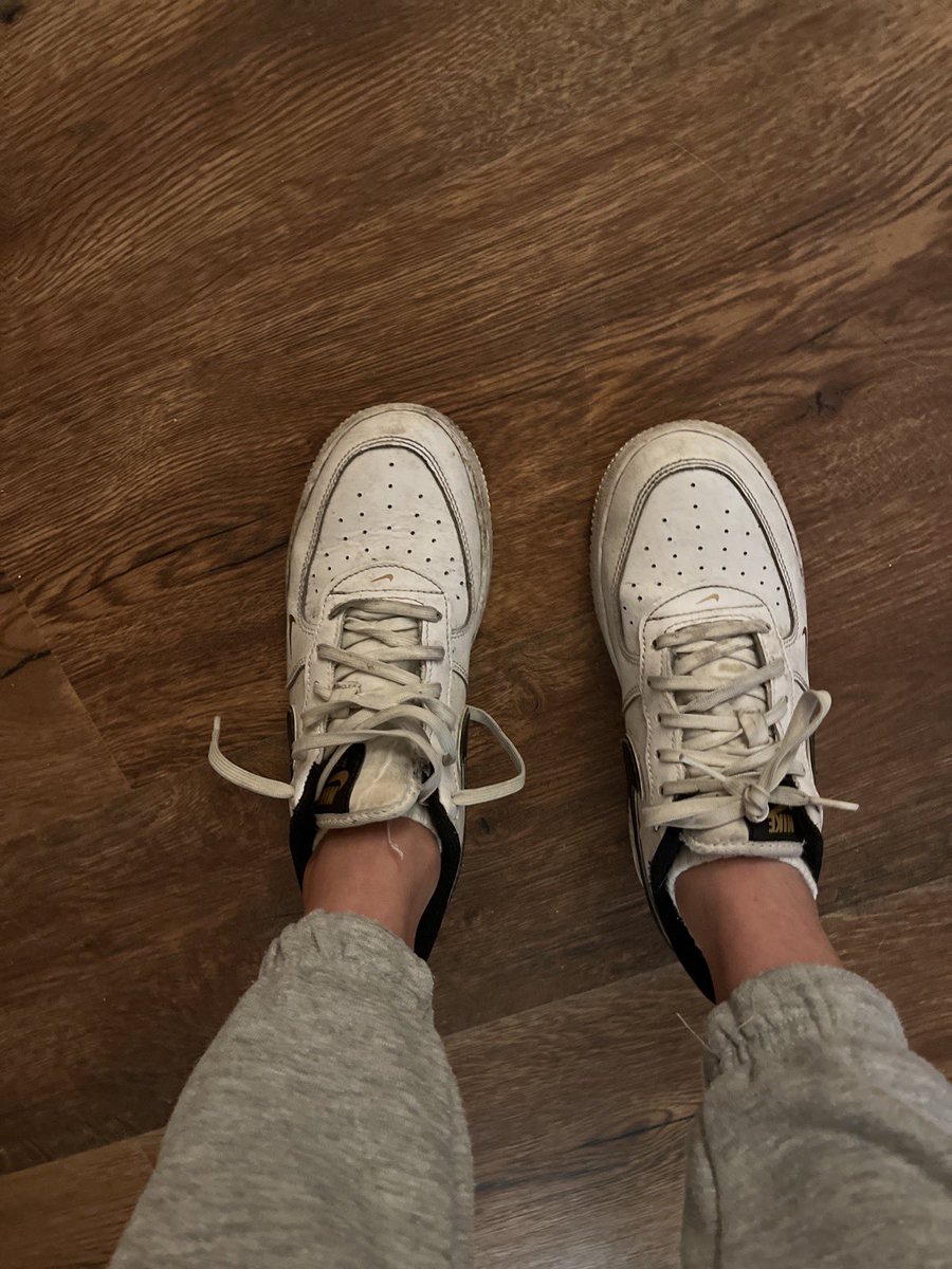 Sorayaaa1706's tweet photo. Müssen mal wieder erneuert werden, bzw. geputzt werden. Wer von euch Opfern holt mir neue? #findomfr #findom #herrin #sklave #leckschuhsauer #hund https://t.co/FdmPVjMhJO