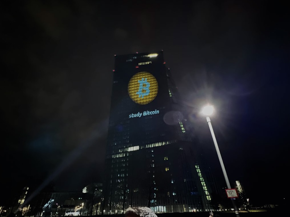 Blockchance_'s tweet photo. #Bitcoin logo on the #EZB building  in #Frankfurt https://t.co/ELb3ZHJyme