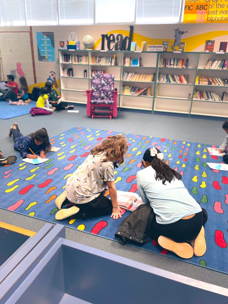 dgticola's tweet photo. Book 📚 Buddy day is quickly becoming a favorite 🤩 #bookbuddies #servicelearning #plc #hsvgate #gatehsv @Graham_Wendy https://t.co/7ysIRUOZRK