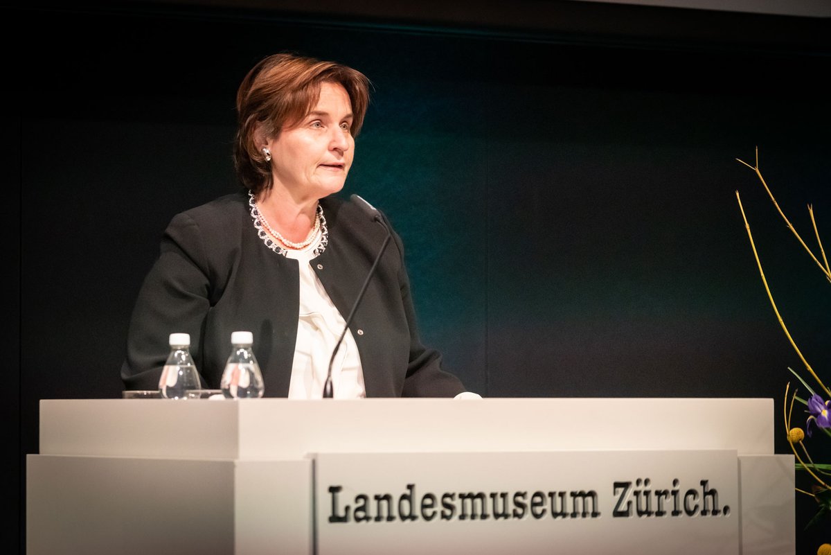 Al vernissage della proiezione di Omaggio 2021 al @LMZurich era presente la presidente dell'associazione Hommage 2021, <a href="/MarinaCarobbio/">Marina Carobbio</a> Con il suo discorso, ha ricordato ai presenti quanto sia importante onorare le migliaia di donne che si sono impegnate per la loro autonomia.