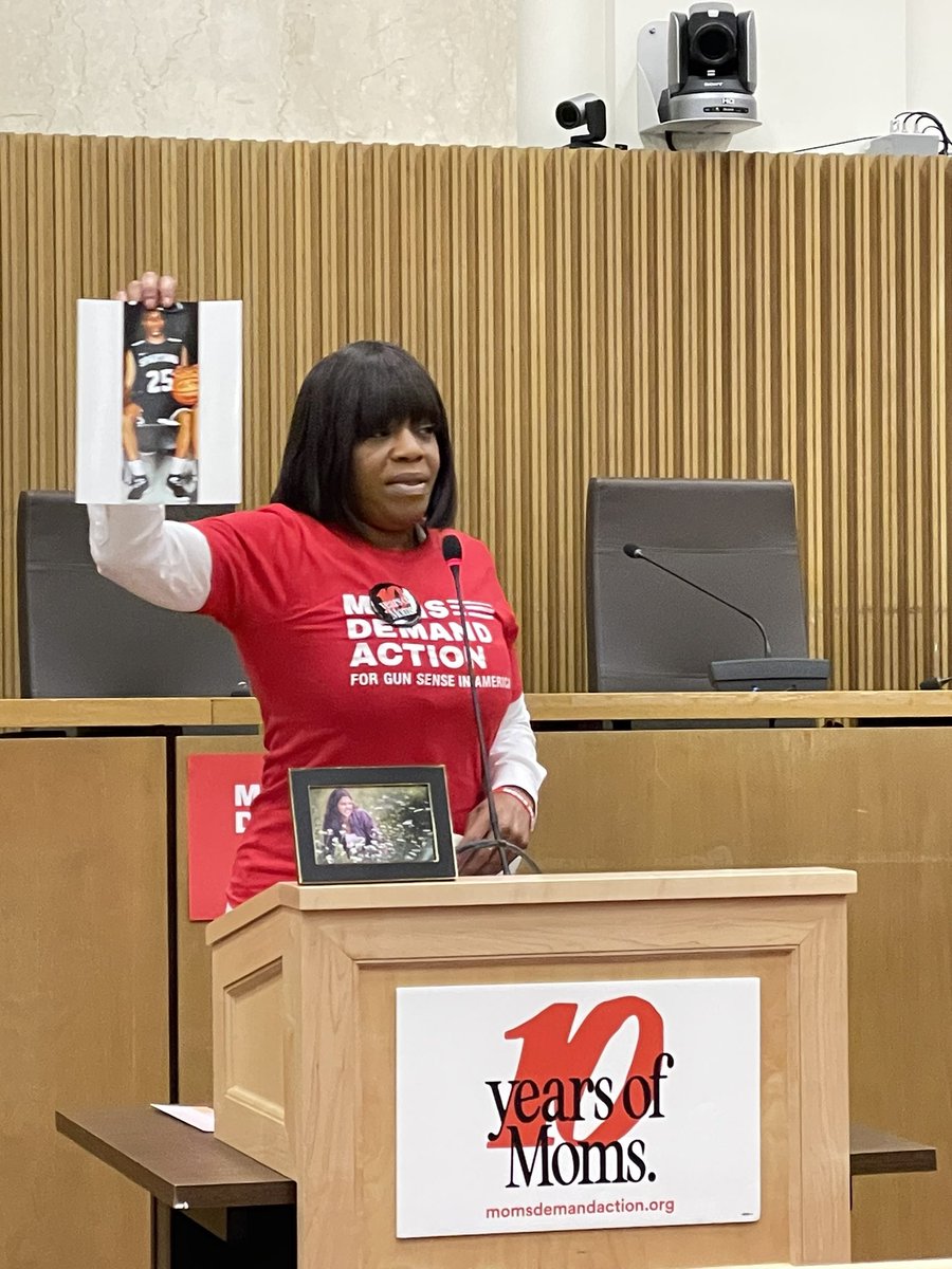 Amy Votes for Gun Sense Candidates tweet media