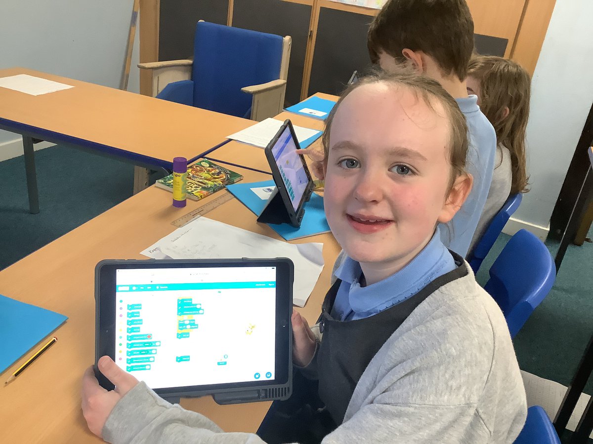 StAgnesY4's tweet image. We have been creating our own Algorithm’s to get our Scratch Sprites to draw different shapes themselves #stagnescomputing
