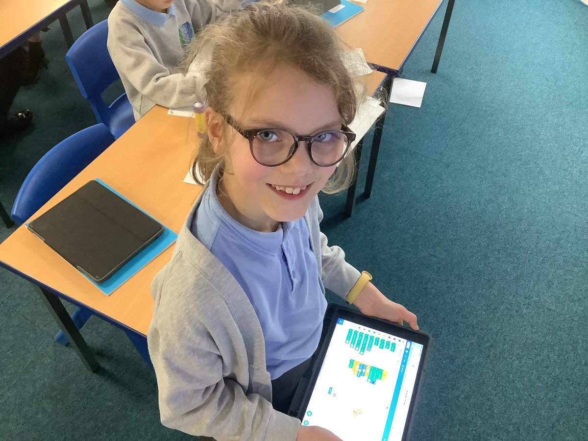 StAgnesY4's tweet image. We have been creating our own Algorithm’s to get our Scratch Sprites to draw different shapes themselves #stagnescomputing