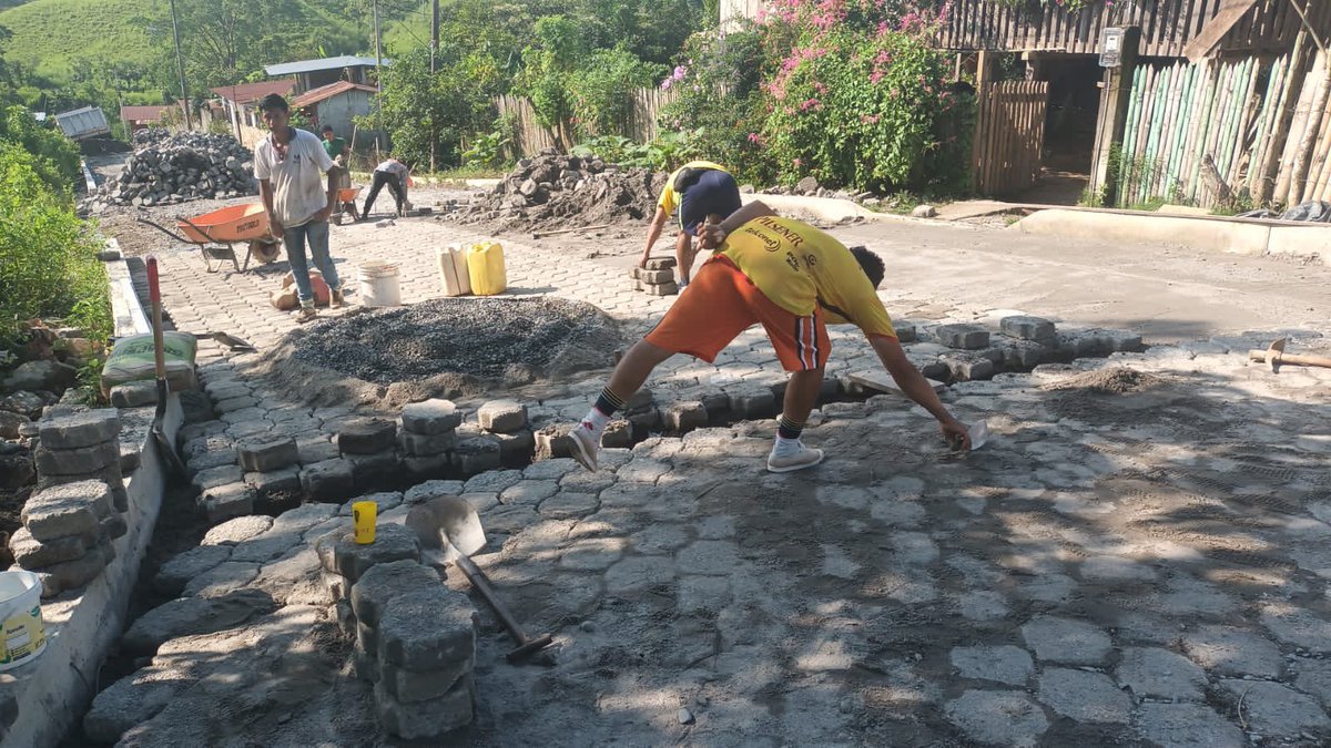 RodrigoMenaR's tweet photo. Colocación de adoquines en calle céntrica de Puerto Nuevo, Parroquia San Pedro De Suma. 
#PalabraCumplida https://t.co/tkfn6JbXC1
