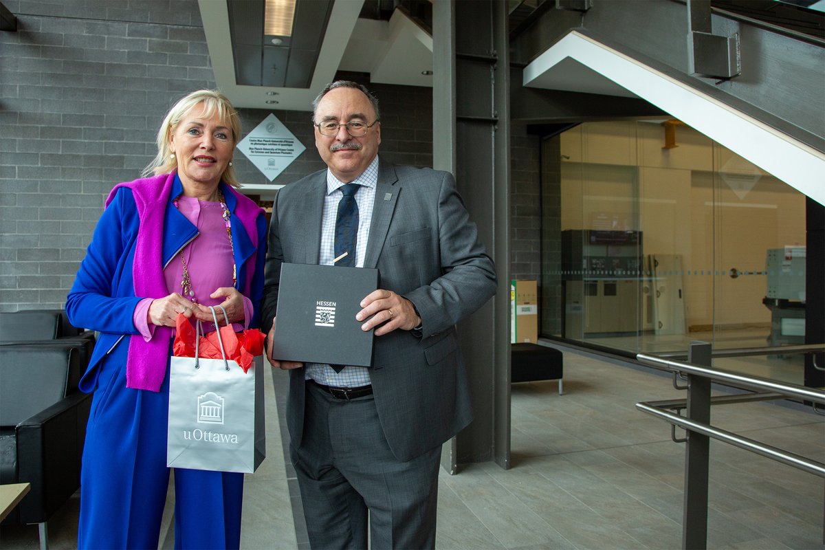 uOttawaResearch's tweet photo. Le Centre Max-Planck-Université d’Ottawa en photonique extrême et quantique est fier d’accueillir une délégation dirigée par la Prof. Kristina Sinemus, ministre allemande pour la stratégie numérique et l’innovation pour discuter de coopération scientifique. https://t.co/yKAvdLyMSB