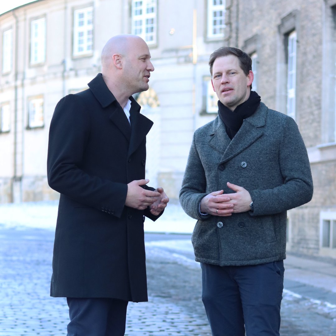 Svækkede ældre skal have BEDRE hjælp. Det melder Danske Regioner ud på forsiden af Avisen Danmark:
Området fordelt på servicelov og sundhedslov, skal gentænkes. Ingen fortjener at ende som svingdørspatient, siger Anders Kühnau og Mads Duedahl. regioner.dk/services/nyhed…
#sundpol