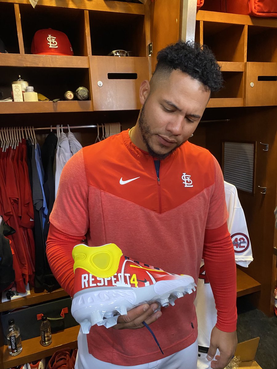 martinkilcoyne2's tweet photo. Contreras had a special shoe designed to pay tribute to Yadier Molina.  ⁦@Cardinals⁩ https://t.co/SS0GsELNwq